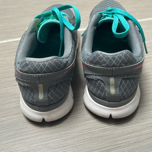 Used Nike running shoes,turquoise color - Picture 4 of 5